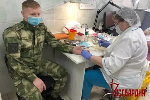 В Курганской области росгвардейцы сдали кровь