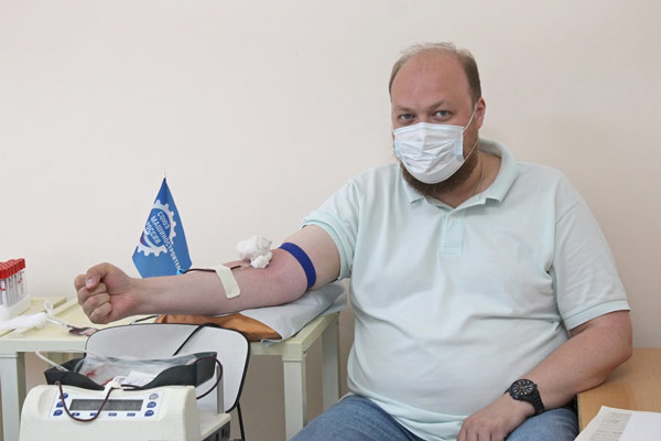 Председатель Ульяновского отделения Союзмаша вместе с сотрудниками Ульяновского конструкторского бюро приборостроения принял участие в акции «День донора»