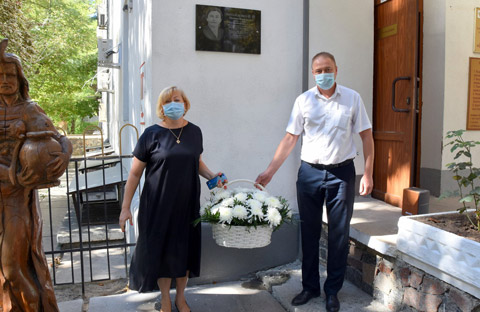 В Симферополе открыт памятный знак организатору республиканской Службы крови Полине Михайленко