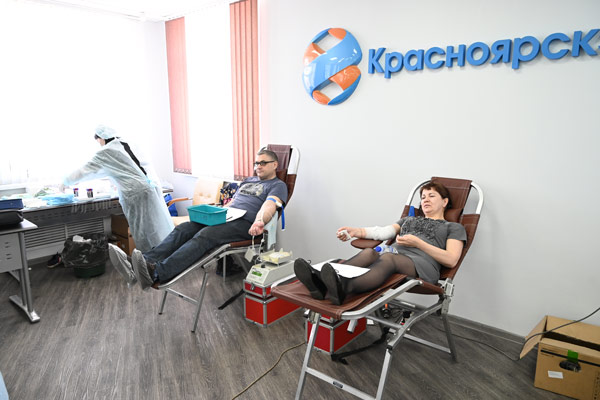 Накануне Национального дня донора сотрудники «Красноярскэнергосбыта» сдали почти 40 литров крови