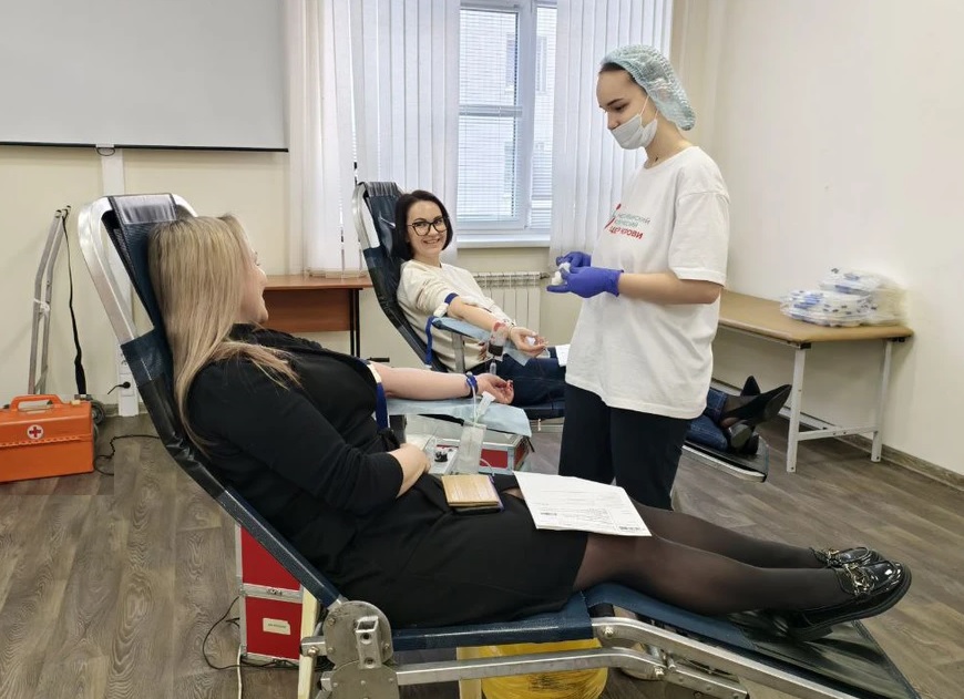 «Помогать людям – наш долг»: в Новосибирском институте травматологии и ортопедии впервые прошла выездная донорская акция