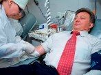 Министр здравоохранения Астраханской области и Руководитель Общественной приемной В.В. Путина в Астраханской области стали первыми донорами мобильного комплекса заготовки крови 