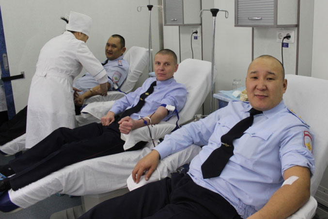 Полицейские Тывы сделали донорство своей традицией